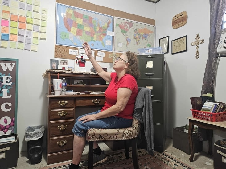 Cest l'heure de la réunion de prières chez Angela,