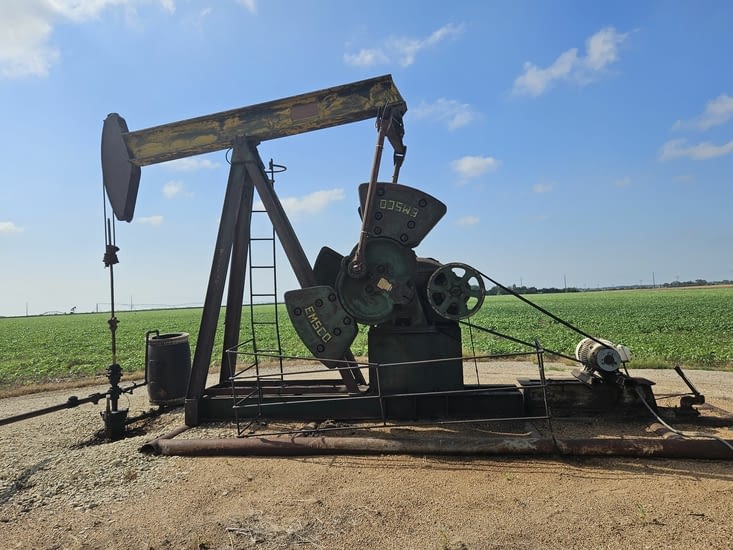 Pompage d'un puit de petrole dans un champ