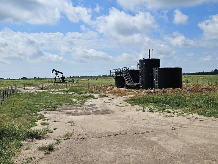 .Les forages de puits de pétrole,  il y a partout dans les champs