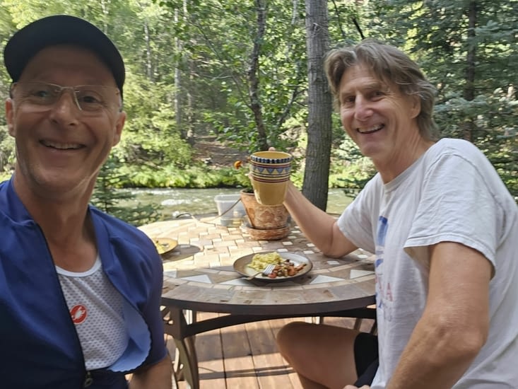 Petit déjeuner en terasse devant la rivière