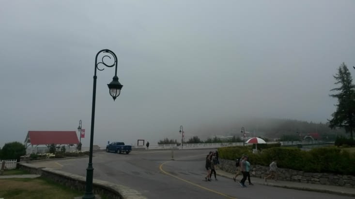 Le temps change rapidement, le village est dans le brouillard