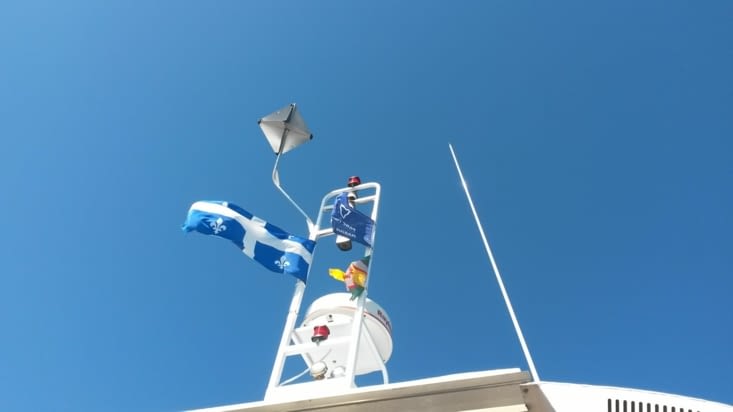 Le drapeau du Quebec, de la Côte Nord et du Parc Marin