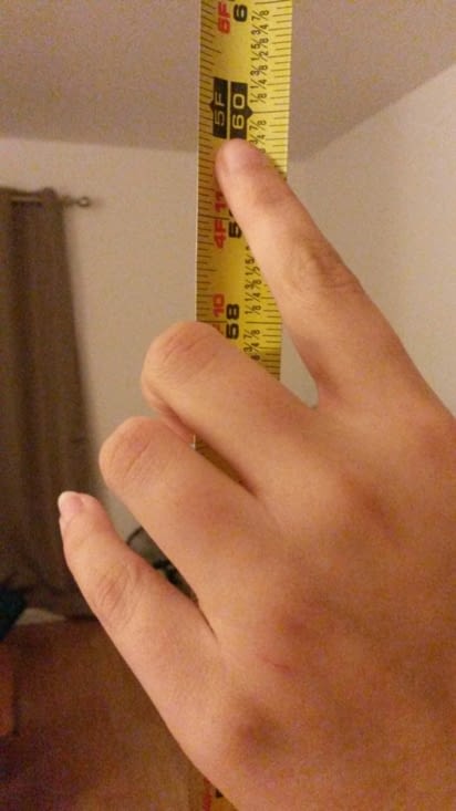 Je découvre le système de mesure canadien. Ici je mesure 5.4 pieds !