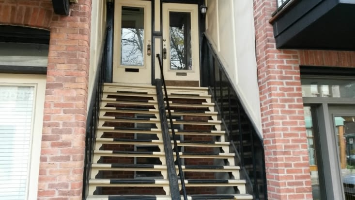 Les paliers sont bien hauts.... ils ont peur qu'il neige ou quoi ?!! :D