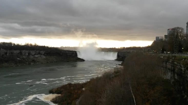 On aperçoit pour la première fois les chutes au loin