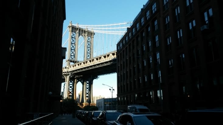 Superbe vue le pont Manhattan au détour d'une rue