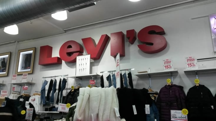 Arrêt dans une boutique Levi's pour David qui fait le plein de jeans