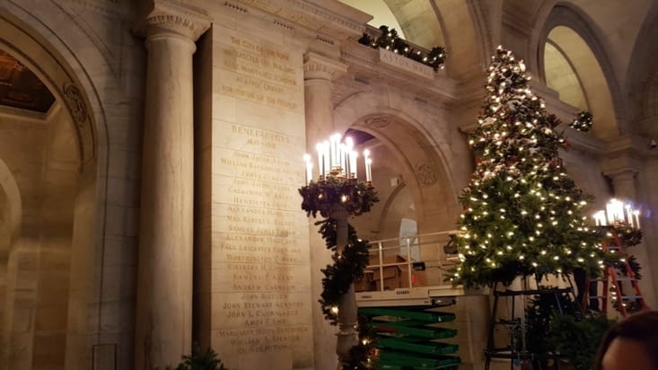 On prépare aussi les décorations de Noël dans le hall d'entrée