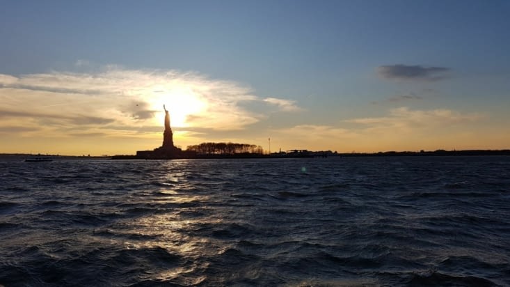 On aperçoit la statue de la liberté et Liberty Island