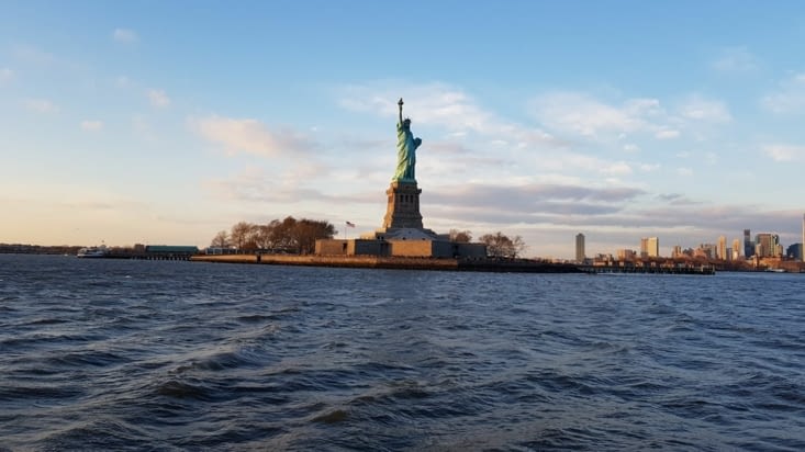 La statue mesure plus de 45 mètres mais d'ici elle paraît toute petite !