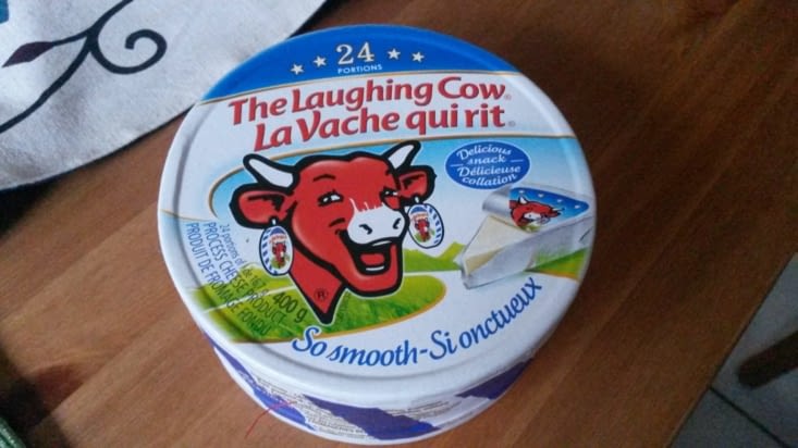 Faute de bon fromage, je jette mon dévolu sur une boîte de vache qui rit