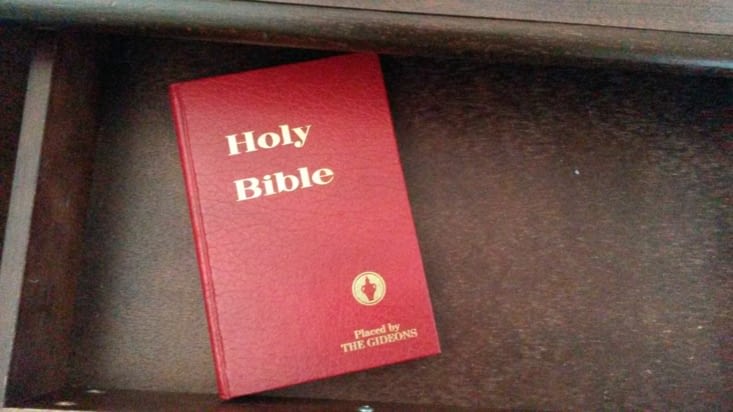 Une bible dans chaque chambre