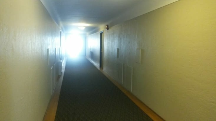 Le couloir qui mène à l'appartement (2ème étage)