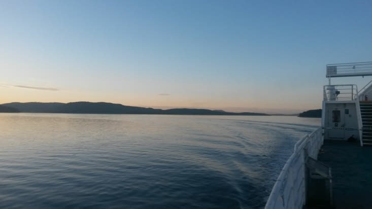 Retour vers Victoria on the boat