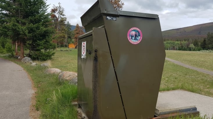 Les poubelles anti-ours des parcs Canada