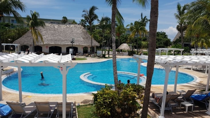 Une des piscines de l'hôtel