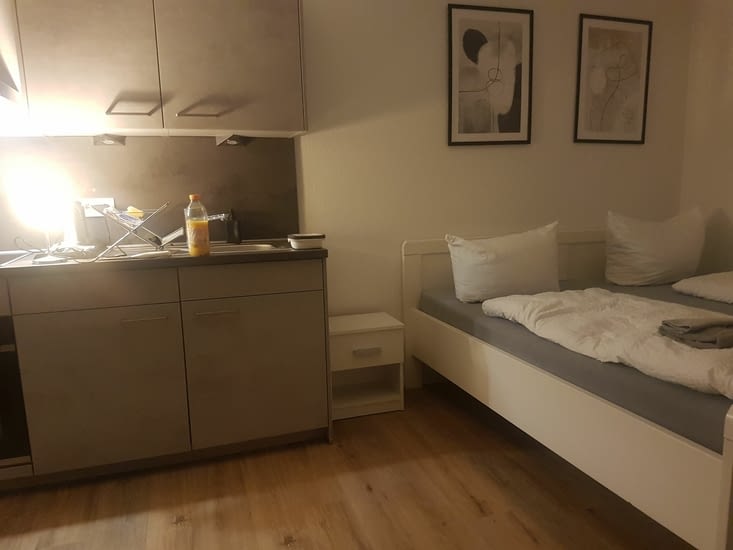 Ben ils allaient quand même pas mettre le lit devant l'évier !