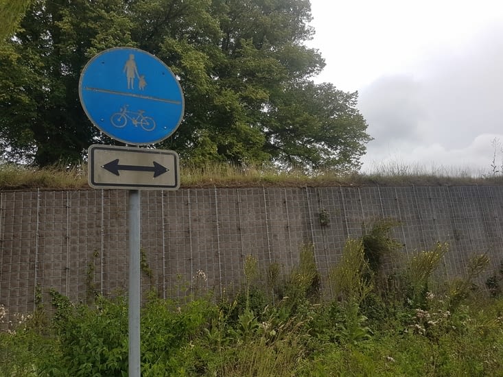 Bon allez, j'ai quand même vu ce panneau. Enfin, je le vois souvent, mais là je le sors.