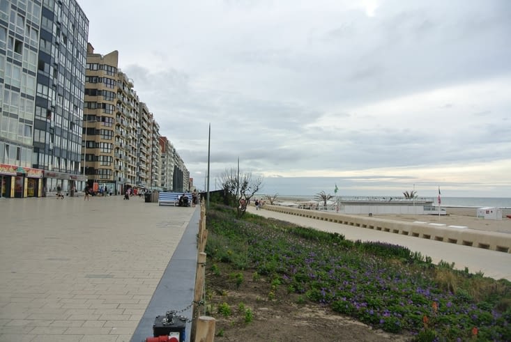 La longue promenade de Middelkerke à Ostende