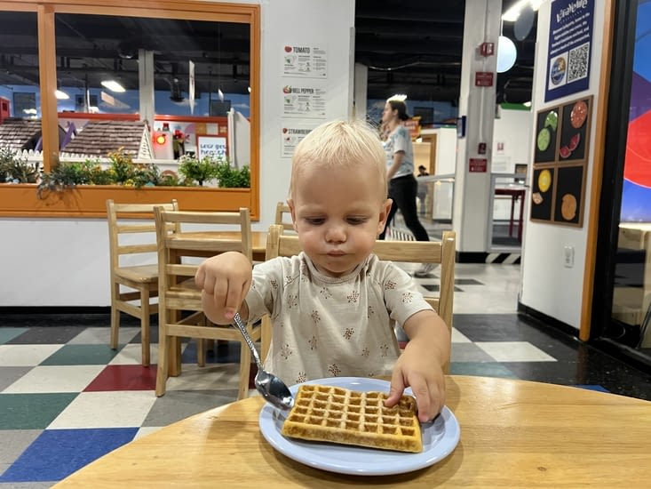 Children museum - Maden à table pendant que Nina cuisine...