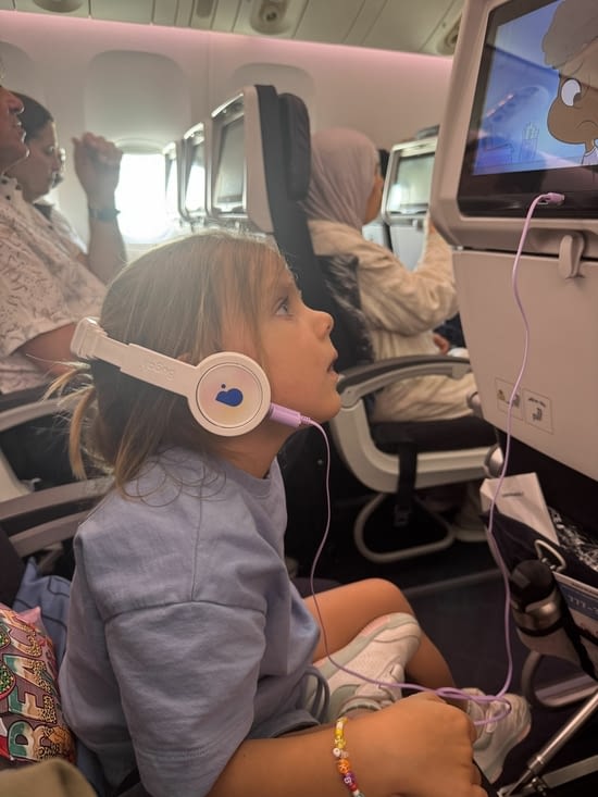 Pas de règle pour les dessins animés pendant l'avion, Elle donne tout !