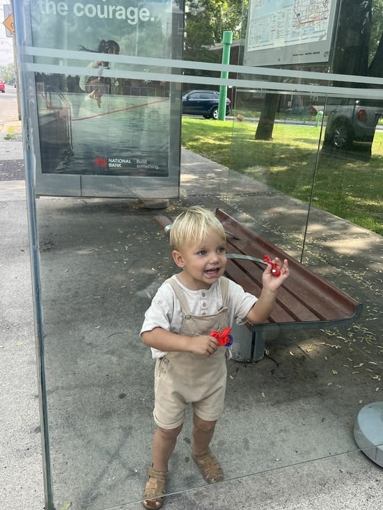En attendant le bus avec piyama (spiderman)
