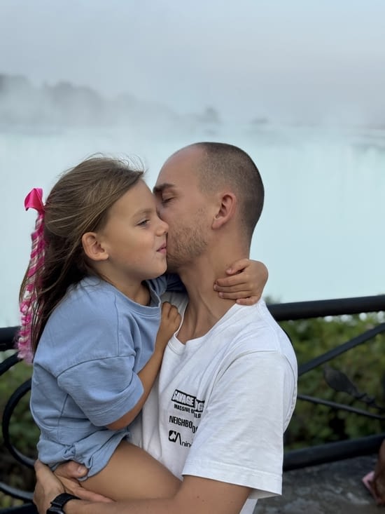 Le bébé a son papa