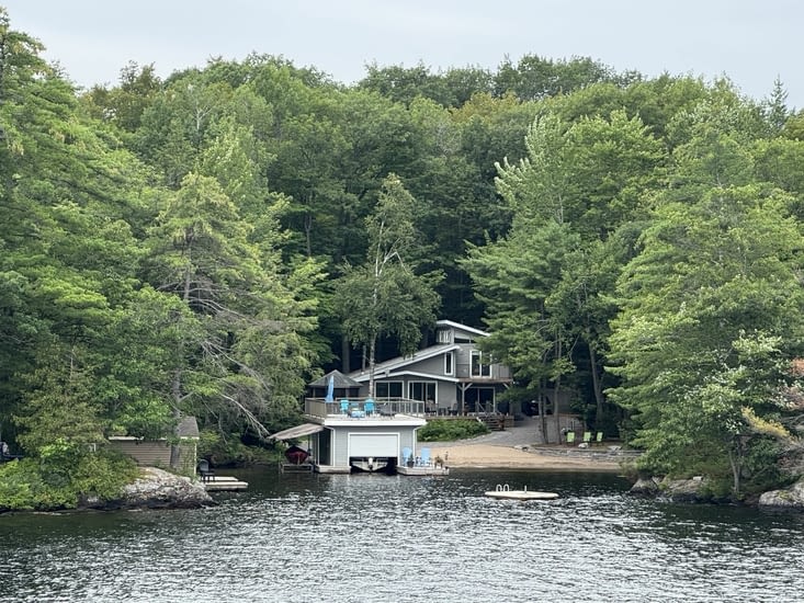 Les maisons au bord du lac sont dingues, Axel cherche celle qu'il va acheter