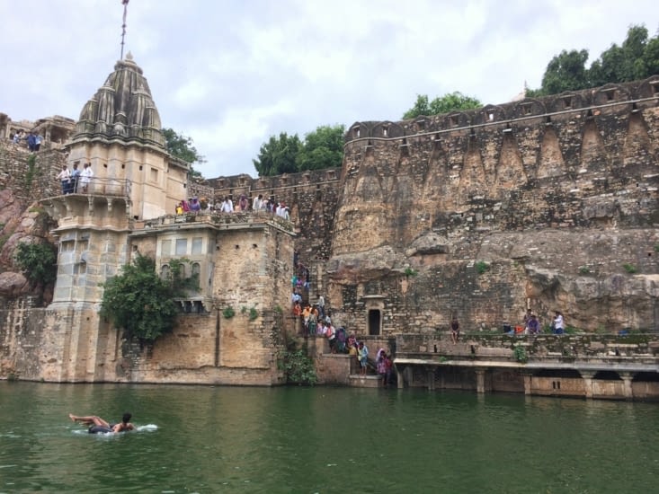 Temple au bord d'un lac artificiel