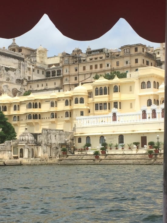 Udaipur la Blanche, vue du bateau