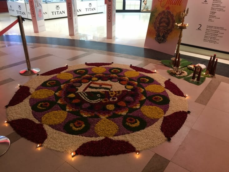 Kochi - décorations en pétales de fleurs pour le Festival du Kerala