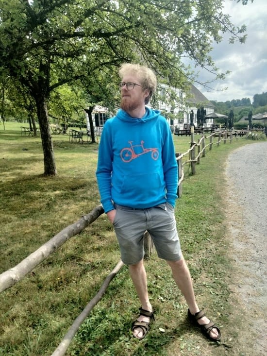 C'EST MON VÉLO SUR LE PULL MAIS PAS LA MÊME COULEUR