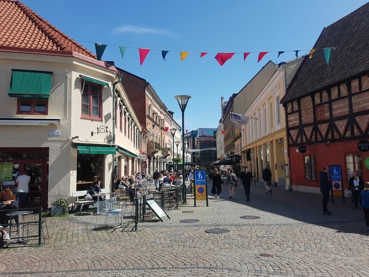 Notez le "folk and rock café" à gauche, il reviendra plus tard dans l'histoire !