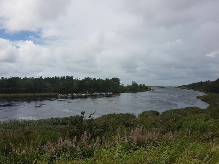 Des petits bateaux qui vont sur l'eau