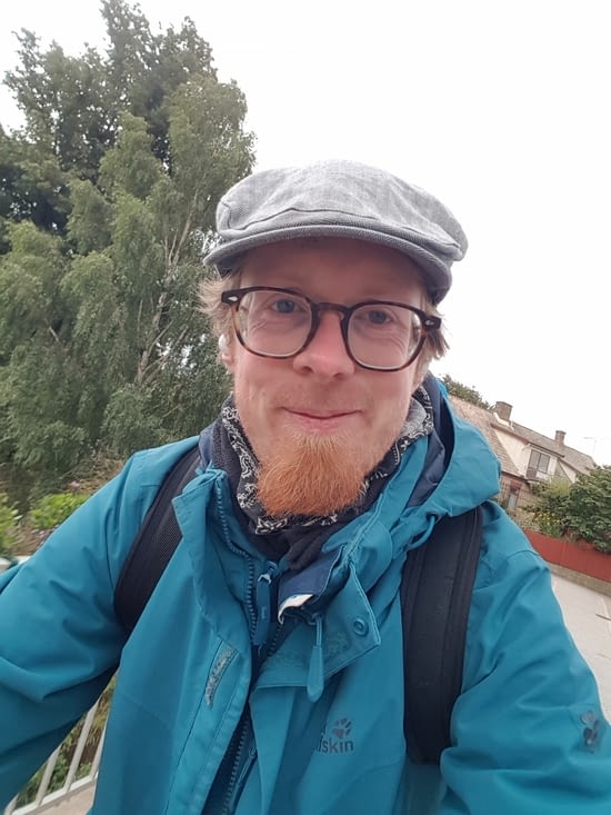 Regarde mamy, j'ai un manteau d'hiver et un tour de cou en polar, en plein été !