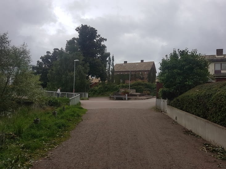 Vers des cieux toujours bleus. Des pays imbéciles' où jamais il ne pleut.