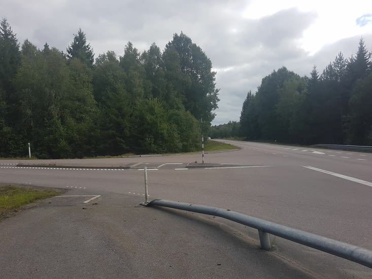 Où me mènes-tu, jolie piste cyclable qui borde les routes suédoises ?
