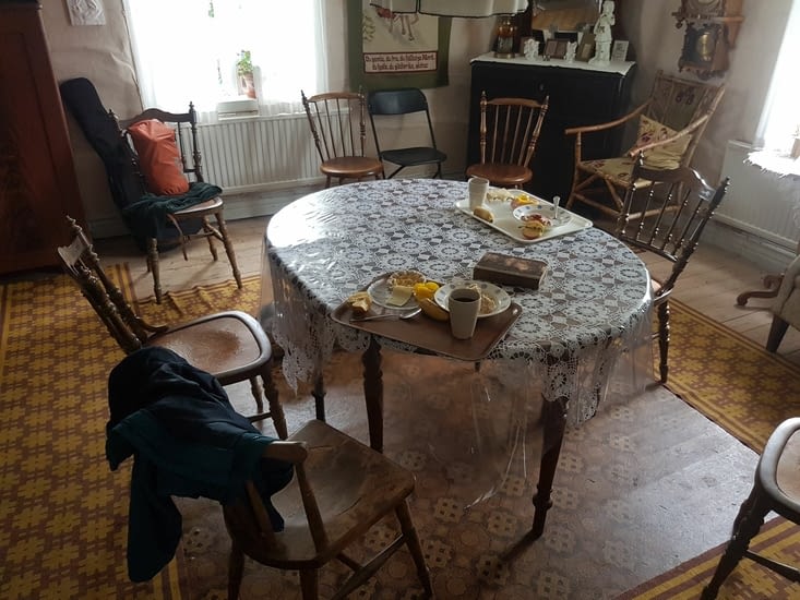 Oh regarde il y a même une vieille nappe en plastique par desuss la dentelle !