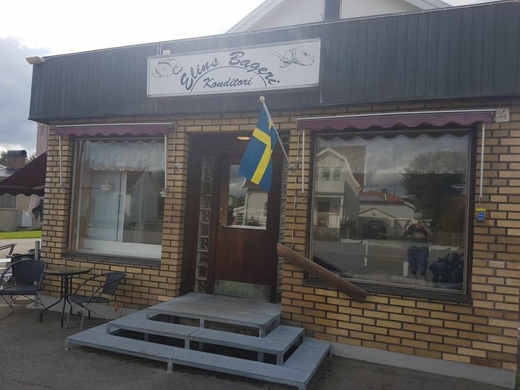Exemple de boulangerie typique avec un drapeau et tout.