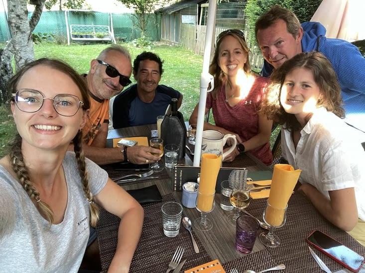 Au resto avec les copains ! Dans l’ordre: moi, Julien, Pascal, Nancy, Jérôme et Clem !