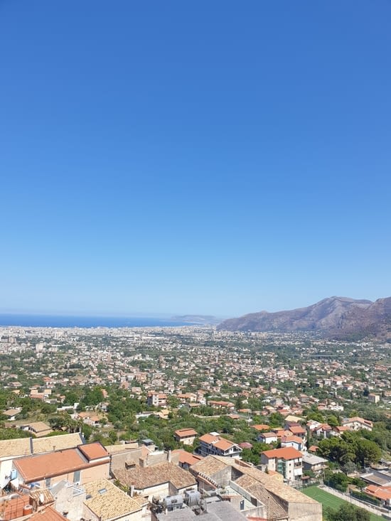 La vue sur les montagnes et la mer depuis la terrasse du duomo