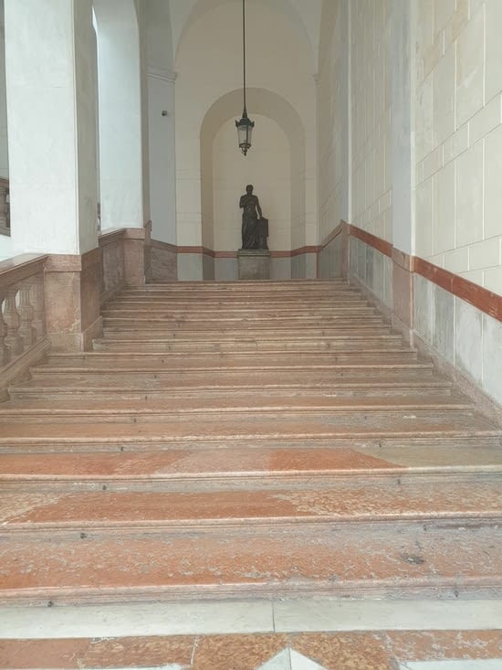 Les superbes escaliers de marbre du palais