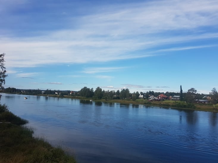 Malung, sa rivière où le samedi soir on fait des dérapages en bateau.