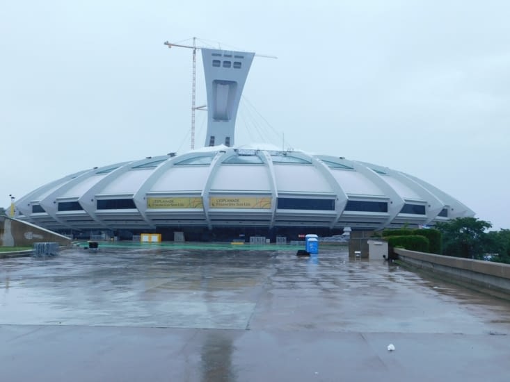 Le stade olympique de Montréal (sous la pluie)