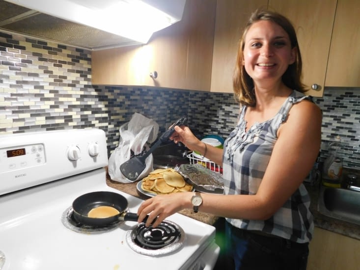 Cuire les pancakes ça donne chaud!