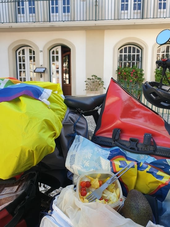 Mon repas de clocharde devant le restaurant de luxe 😄