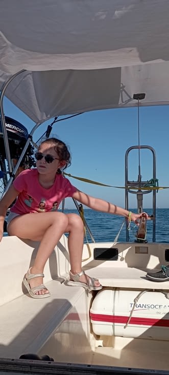 Julya barre Margouillat pour entrer dans le port de Gruissan ! Toute une aventure !!