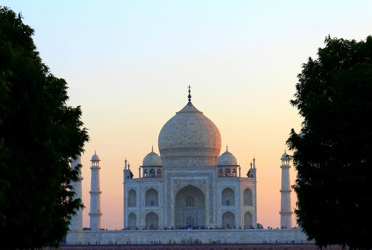 Coucher de soleil sur le Taj Mahal de l'autre côté de la Yamuna