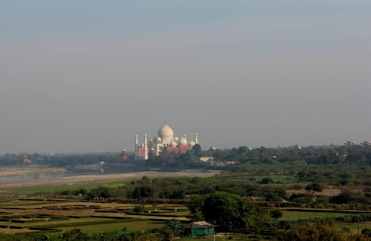 Du Fort Rouge Shah Jahan pouvait contempler le Taj Mahal, où sa femme adorée était inhumée