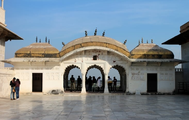 Les bâtiments en marbre blanc ont été construits sous Shah Jahan